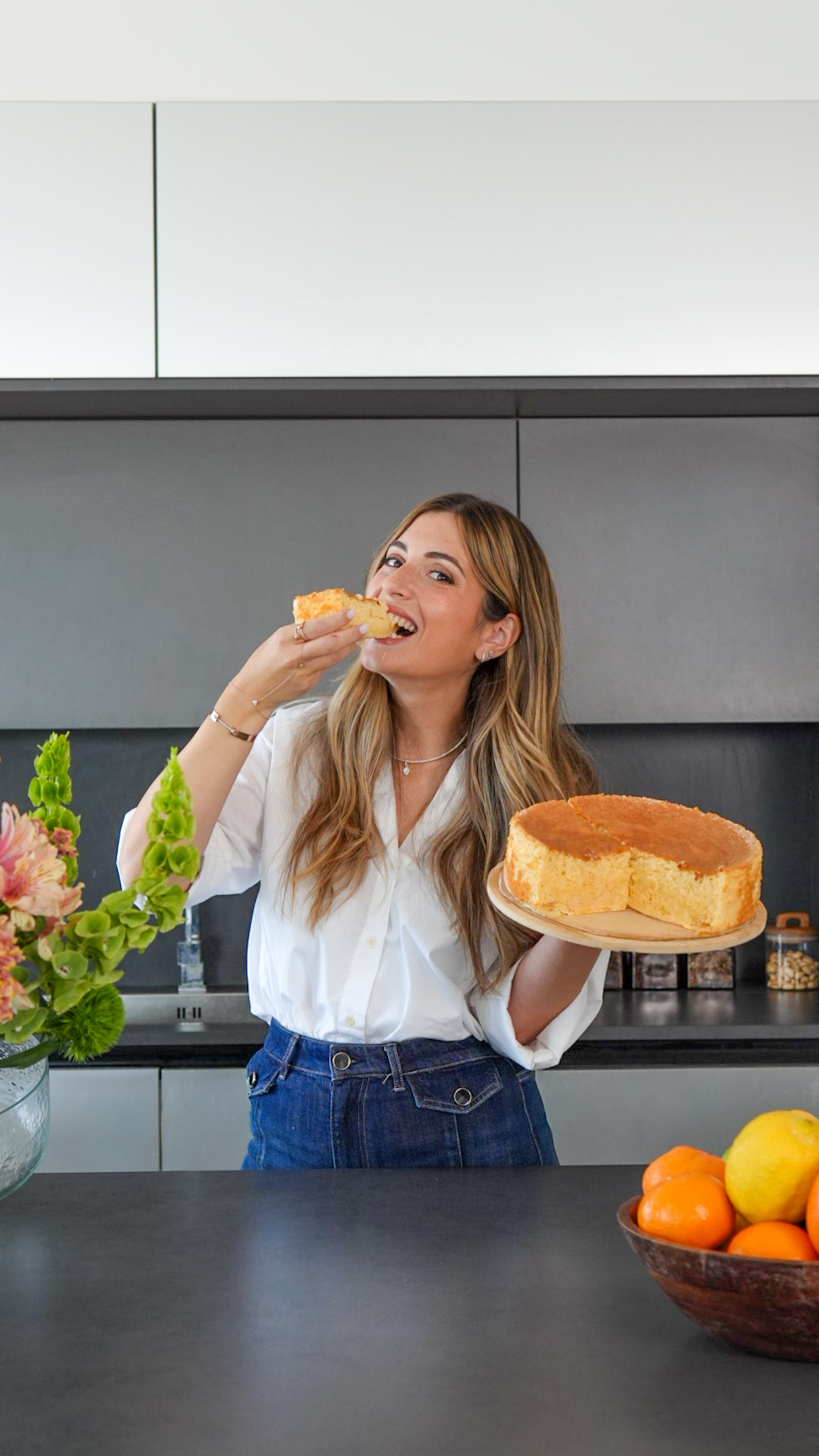 Anael goûtant l'un de ses gâteaux dans sa cuisine