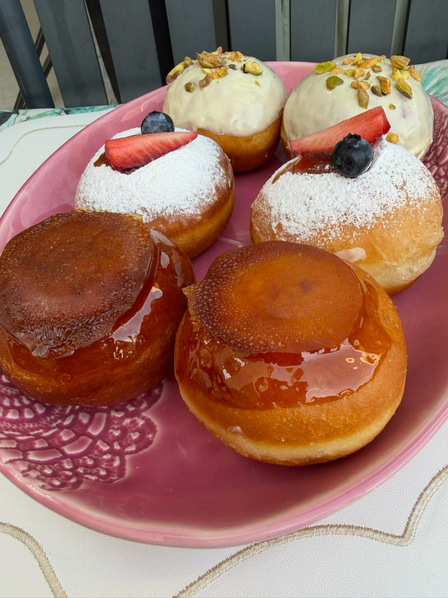 Beignets de fête glacés au chocolat blanc et pistaches