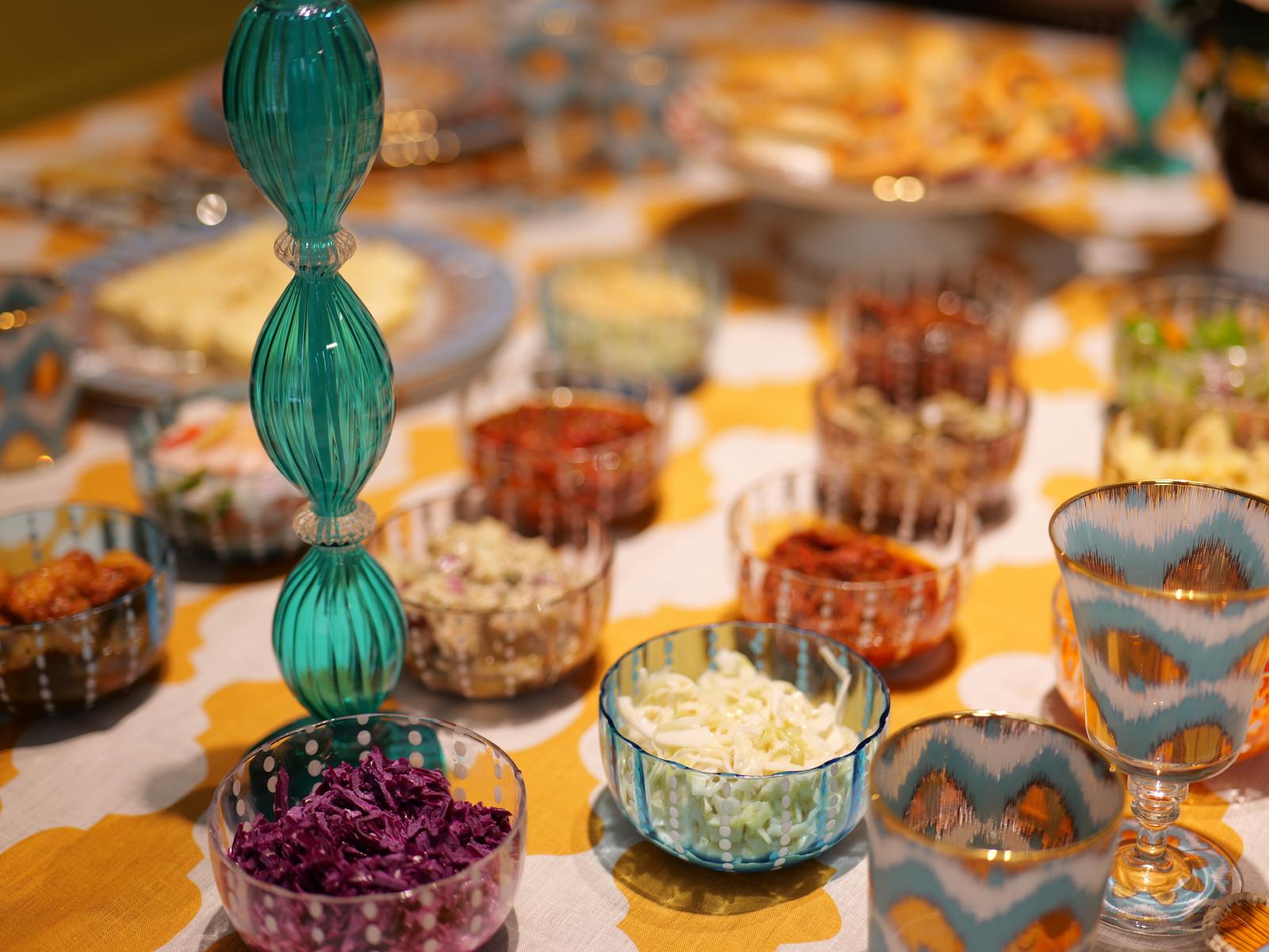 Table garnie de kémias et entrées colorées à partager